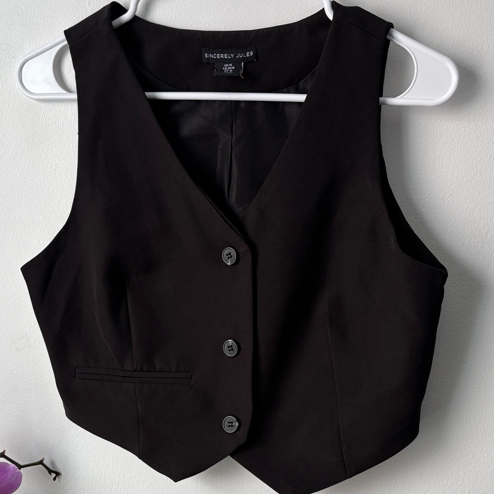 Sincerly Jules Black Button-Front Vest Top